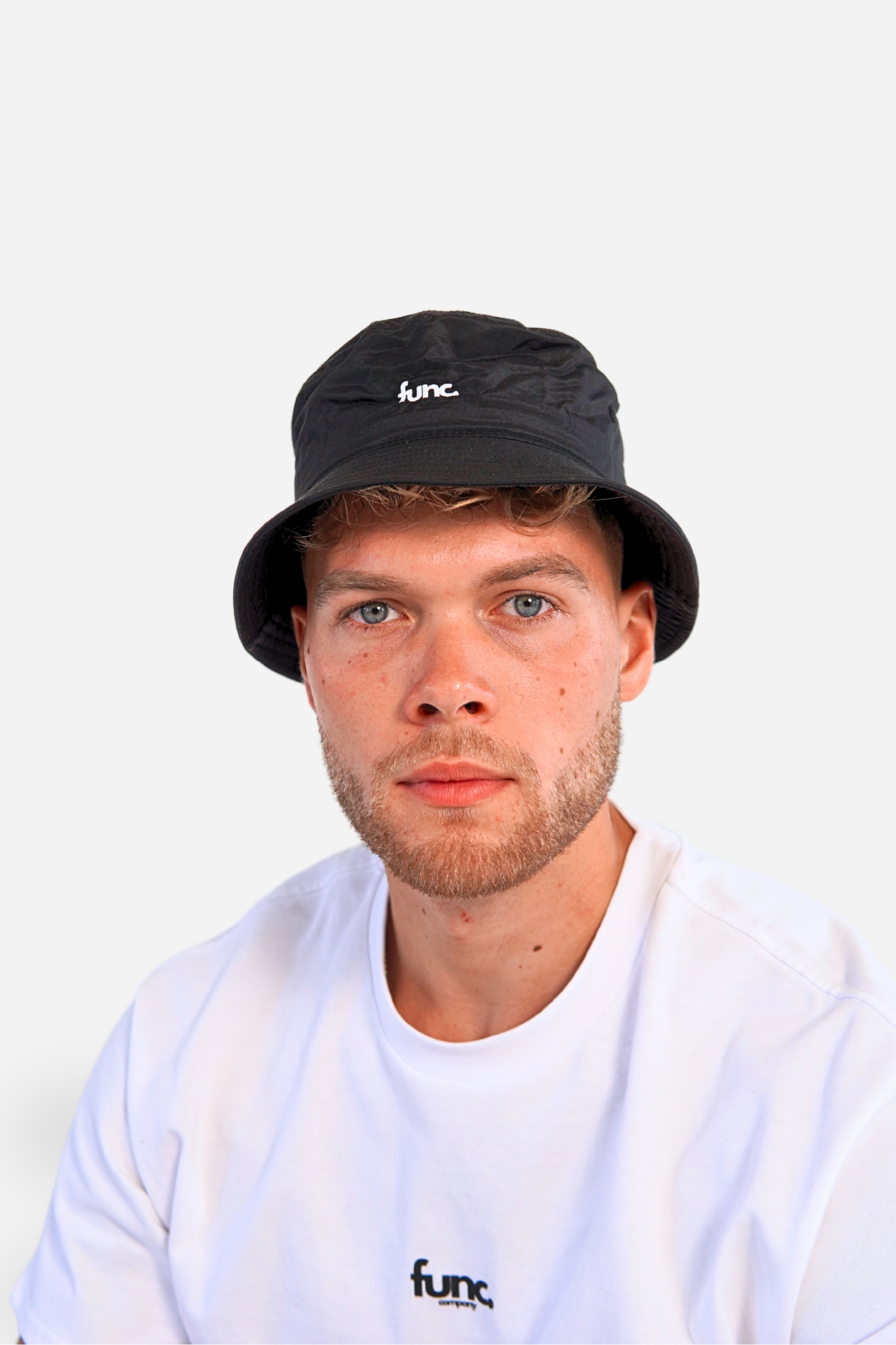 bucket hat | black / white